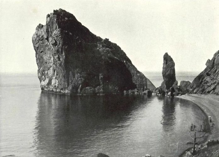 Скала «Монах» в Симеизе, легенда и история её разрушения Скала "Монах" в Симеизе, легенда и история её разрушения