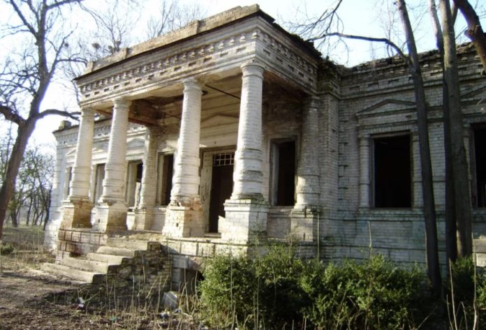 Усадьба статского советника Шатилова И.Н. 1888 года (Нижнегорский район, с. Цветущее) Усадьба статского советника Шатилова И.Н. 1888 года (Нижнегорский район, с. Цветущее)