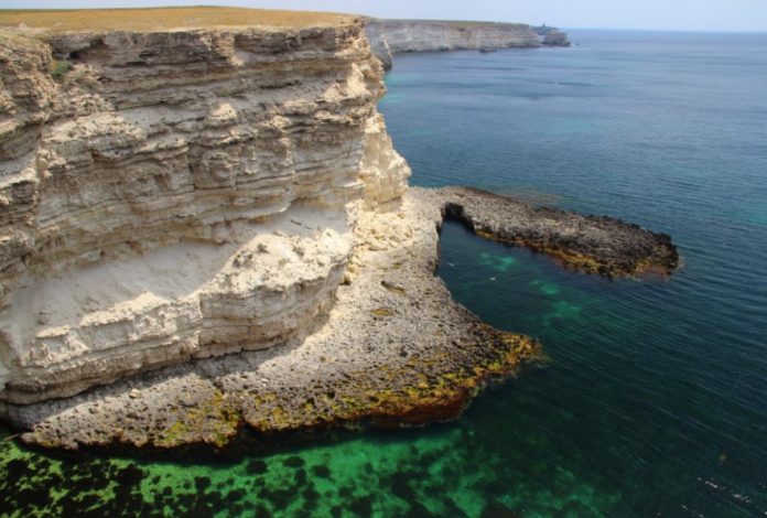 Бухта Чудесная в Крыму, древний коралловый риф на Тарханкуте Бухта Чудесная в Крыму, древний коралловый риф на Тарханкуте