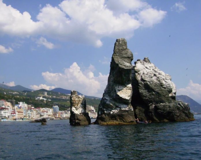 Скала «Три сестры» в Крыму, в районе поселка Утёс Скала "Три сестры" в Крыму, в районе поселка Утёс