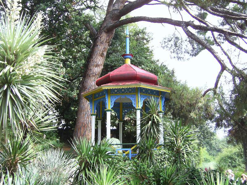 Очаровательная беседка, названная "Беседкой Мальвины"  в Нижнем парке Никитского ботанического сада