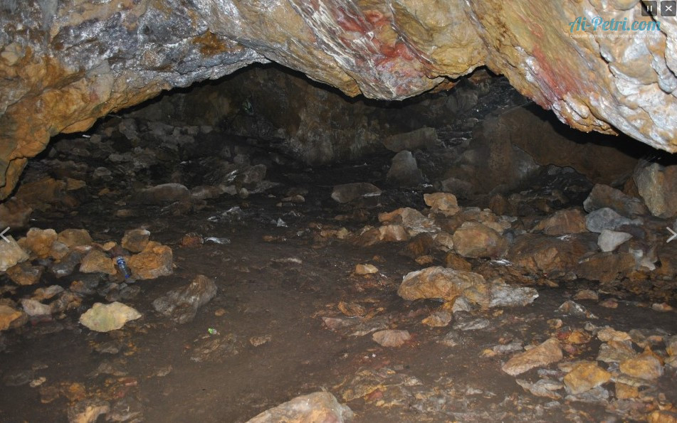 Пещера Сюндюрлю-Коба необычная окраска камней и стен пещеры