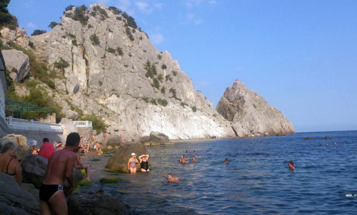 Пляж санатория Юность в Симеизе (пляж Коралл), с видом на скалы Дива и Крыло Лебедя Пляж санатория Юность в Симеизе (пляж Коралл), с видом на скалы Дива и Крыло Лебедя