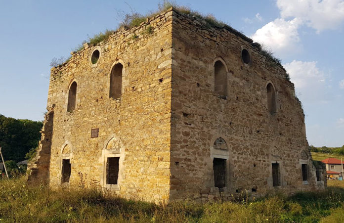 Мечеть Эски-Сарай, древний памятник мусульманской архитектуры в Крыму, село Пионерское Мечеть Эски-Сарай, древний памятник мусульманской архитектуры в Крыму, село Пионерское