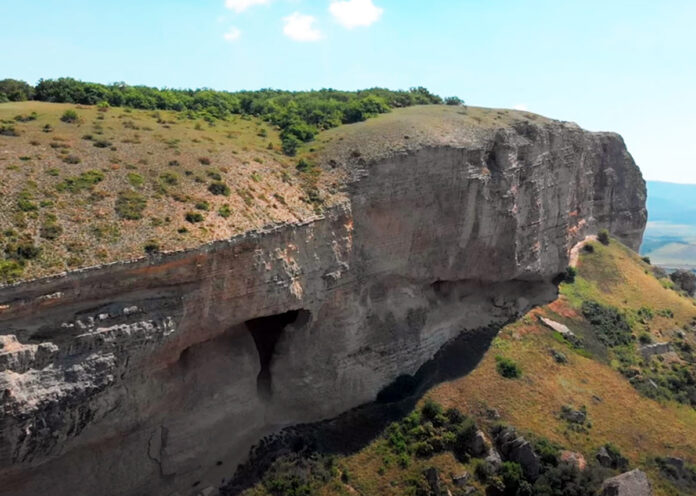 Гора Бор-Кая и пещерный храм Бор-Кая в Белогорском районе Крыма Гора Бор-Кая и пещерный храм Бор-Кая в Белогорском районе Крыма
