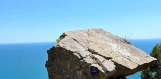 Висящая глыба на «голове» горы Кошка в Симеизе Висящая глыба на "голове" горы Кошка в Симеизе