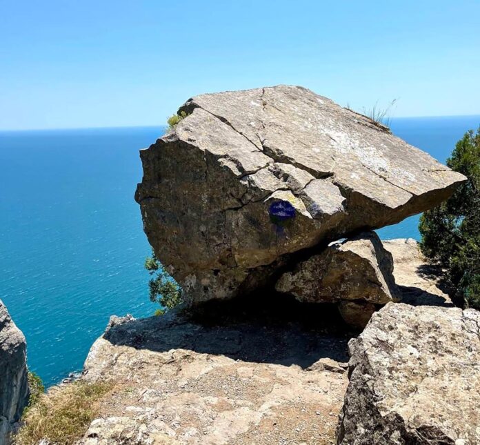 Висящая глыба на «голове» горы Кошка в Симеизе Висящая глыба на "голове" горы Кошка в Симеизе