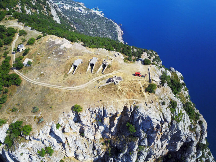 Кокия-Кая, «Голубая» гора Крыма: загадочная вершина мыса Айя с панорамными видами на Черное море Кокия-Кая, "Голубая" гора Крыма: загадочная вершина мыса Айя с панорамными видами на Черное море