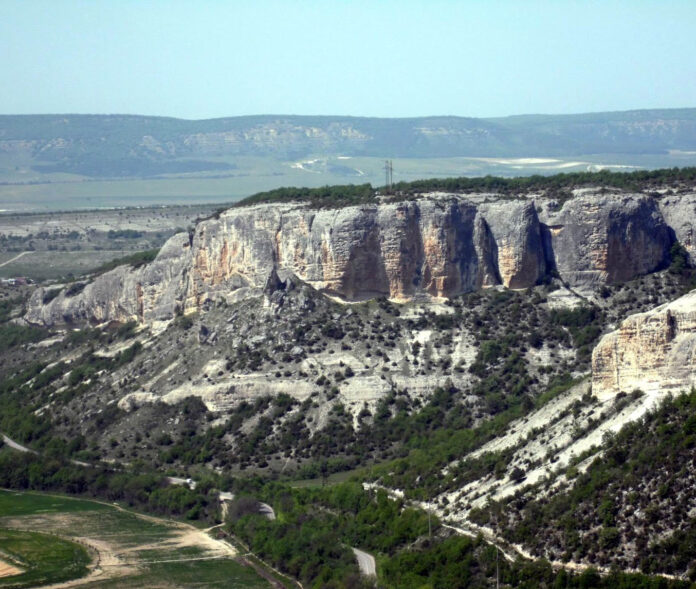 Скалы Кара-Кобалар в Бельбекской долине: скальная корона Змеиной балки у села Танковое