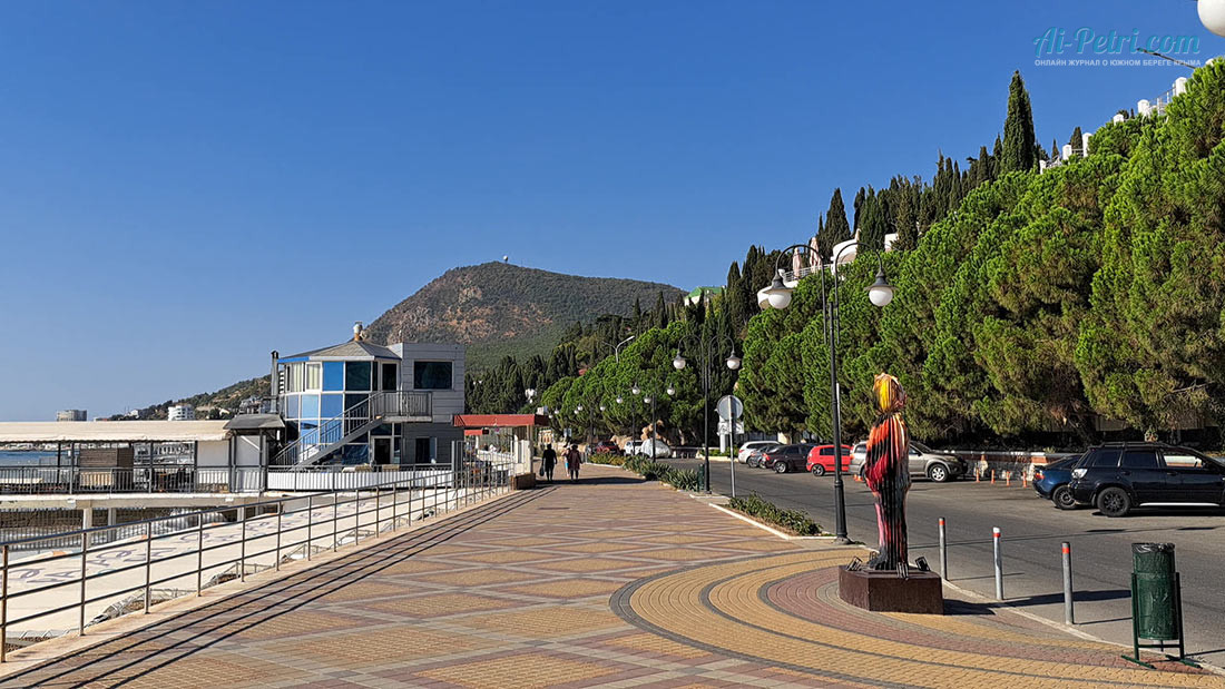 Вид на гору Кастель с ул. Набережная в Алуште, август 2025 Алушта,-вид-на-гору-Кастель-с-ул.-Набережная,-август-2025