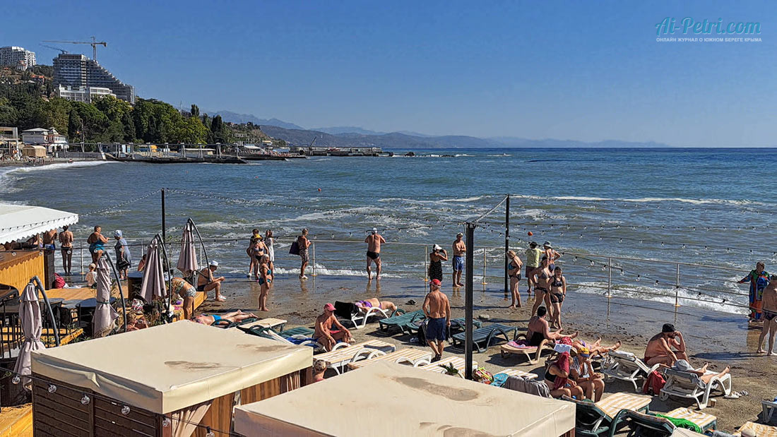 Алушта, пляжная площадка под полуротондой "Алушта-Курорт" на ул.Ленина, во время шторма Алушта, знаковая полуротонда "Алушта-Курорт" на ул.Ленина, во время шторма