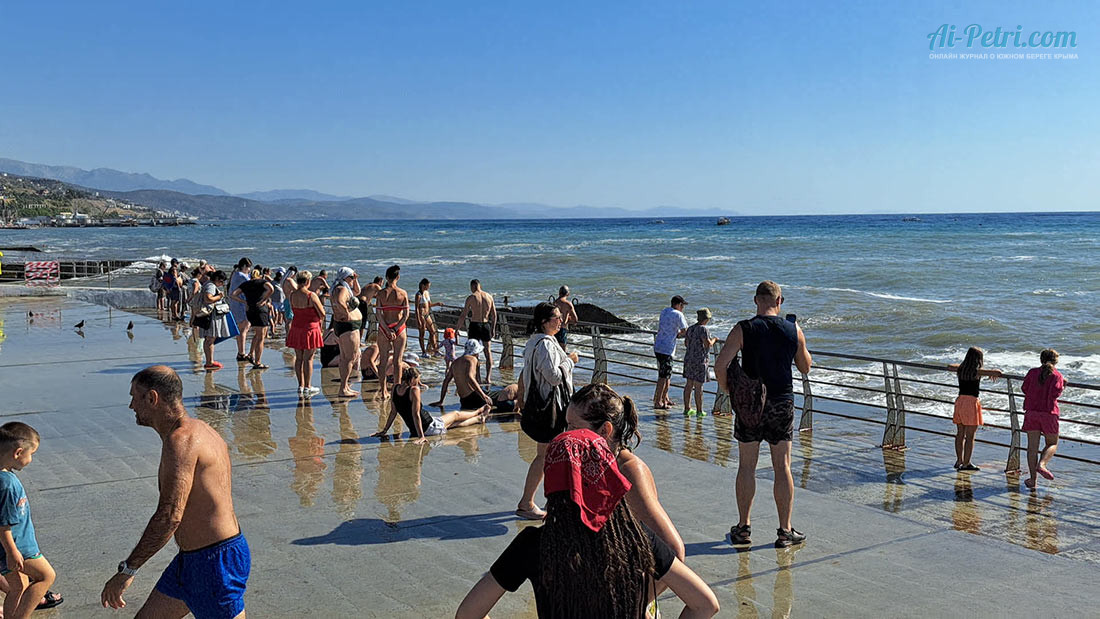 Алушта, шторм, вид со смотровой площадки на ул.Ленина, август 2025 Алушта,-шторм,-вид-со-смотровой-площадки,-ул.Ленина,--август-2025