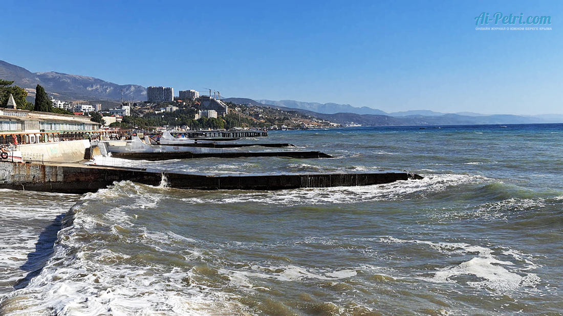 Алушта, шторм, вид на северо-восточную перспективу с одного из пляжей по ул.Набережная, август 2025 Алушта,-шторм,-вид-со-стороны-пляжей-по-ул.Набережная,-август-2025