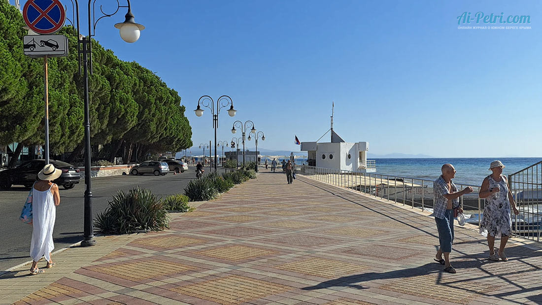 Алушта, ул. Набережная вдоль линии пляжей в Алуште, август 2025 Алушта,-шторм,-ул.-Набережная-вдоль-линии-пляжей,-август-2025