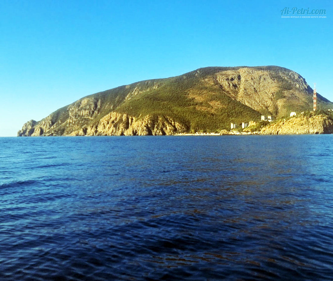 Вид-от-мыса-Плака-на-Медведь-гору-и-Партенит