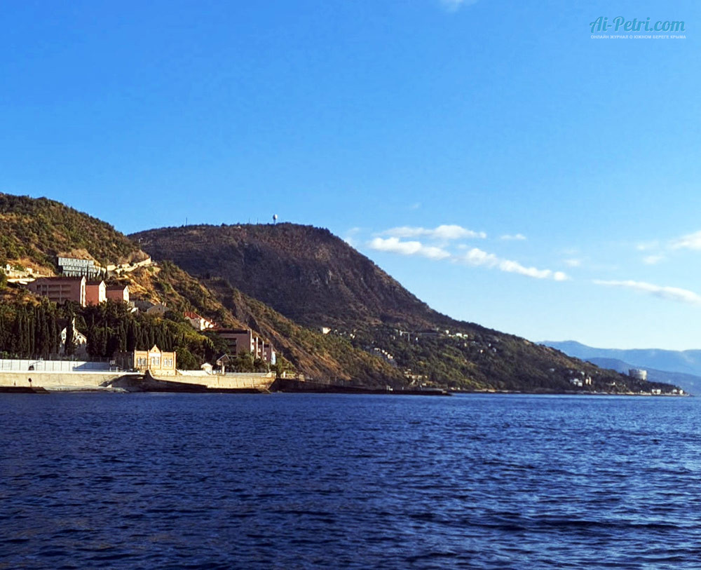 Гора-Кастель-в-Алуште-вид-со-стороны-мыса-Плака