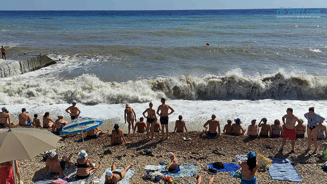 Ждать-с-моря-погоды.-Алушта,-шторм,-август-2025