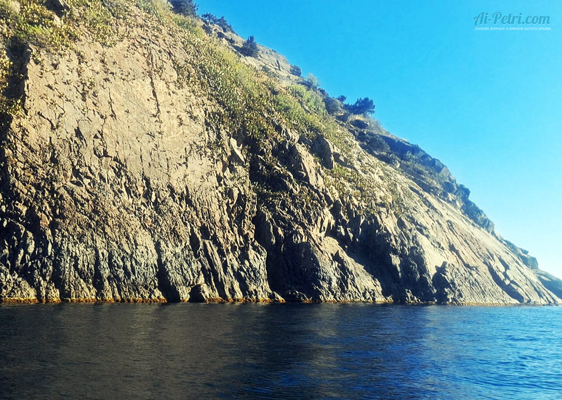 Мыс Плака вид с поверхности моря с сап доски