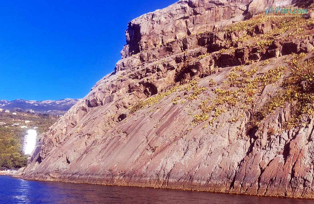 Мыс Плака вид с поверхности моря с сап доски