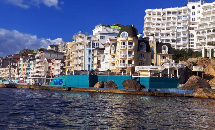 От поселка Утёс к горе Кастель и Лазурному на САП-доске, Кучук-Ламбатский Каменный хаос, безжалостная застройка От поселка Утёс к горе Кастель и Лазурному на САП-доске, Кучук-Ламбатский Каменный хаос, безжалостная застройка