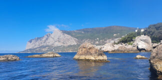 Пляж Изумруд в бухте Ласпи, .. Лишь только голос моря, морских скал и строгой вершины Ильяс-Кая Пляж Изумруд в бухте Ласпи, .. Лишь только голос моря, морских скал и строгих горных вершин