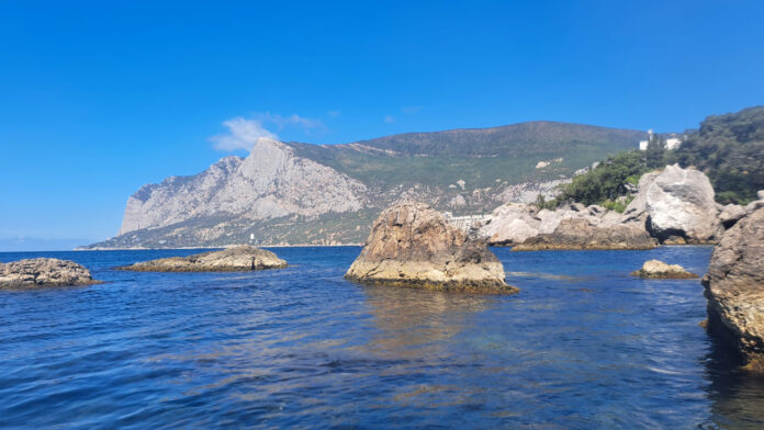 Пляж Изумруд в бухте Ласпи, .. Лишь только голос моря, морских скал и строгой вершины Ильяс-Кая Пляж Изумруд в бухте Ласпи, .. Лишь только голос моря, морских скал и строгих горных вершин
