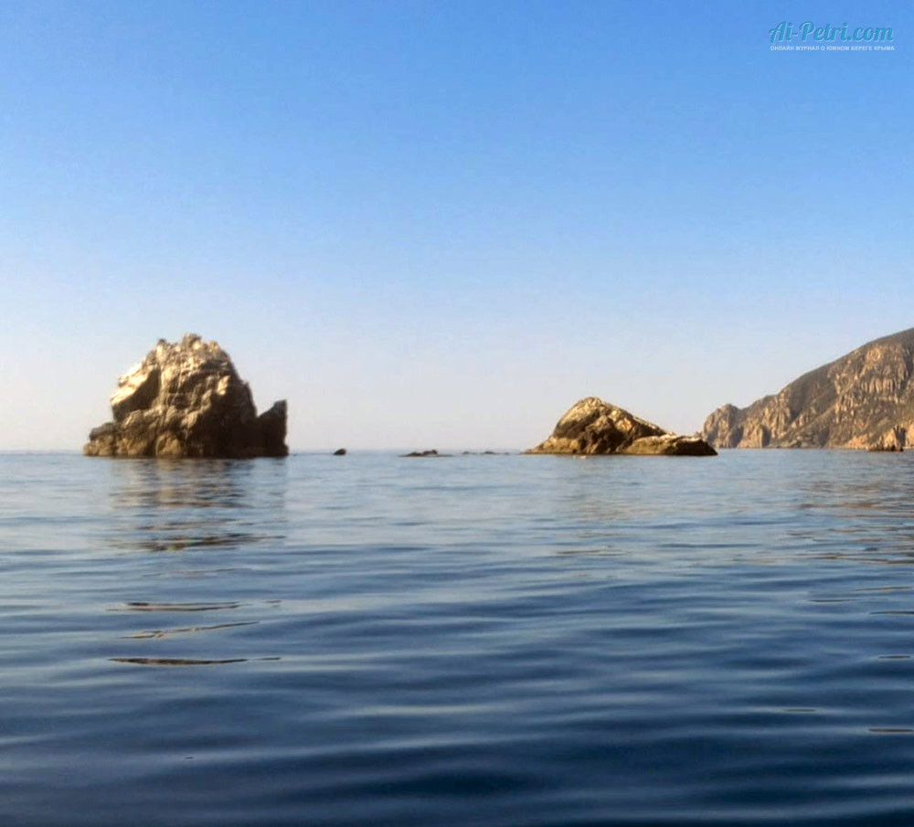 Птичьи-скалы-Три-Сестыр-у-мыса-Плака-Крым-1