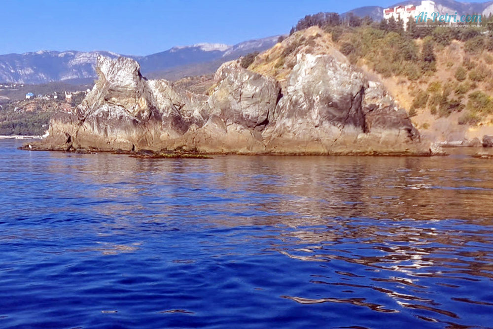 Птичьи-скалы-Три-Сестыр-у-мыса-Плака-Крым