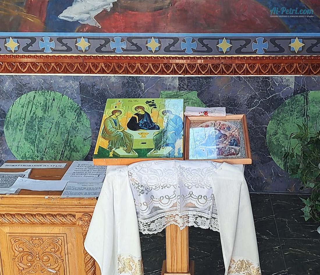 Аналой в храме-часовне Рождества Христова на Ласпинском перевале в Крыму