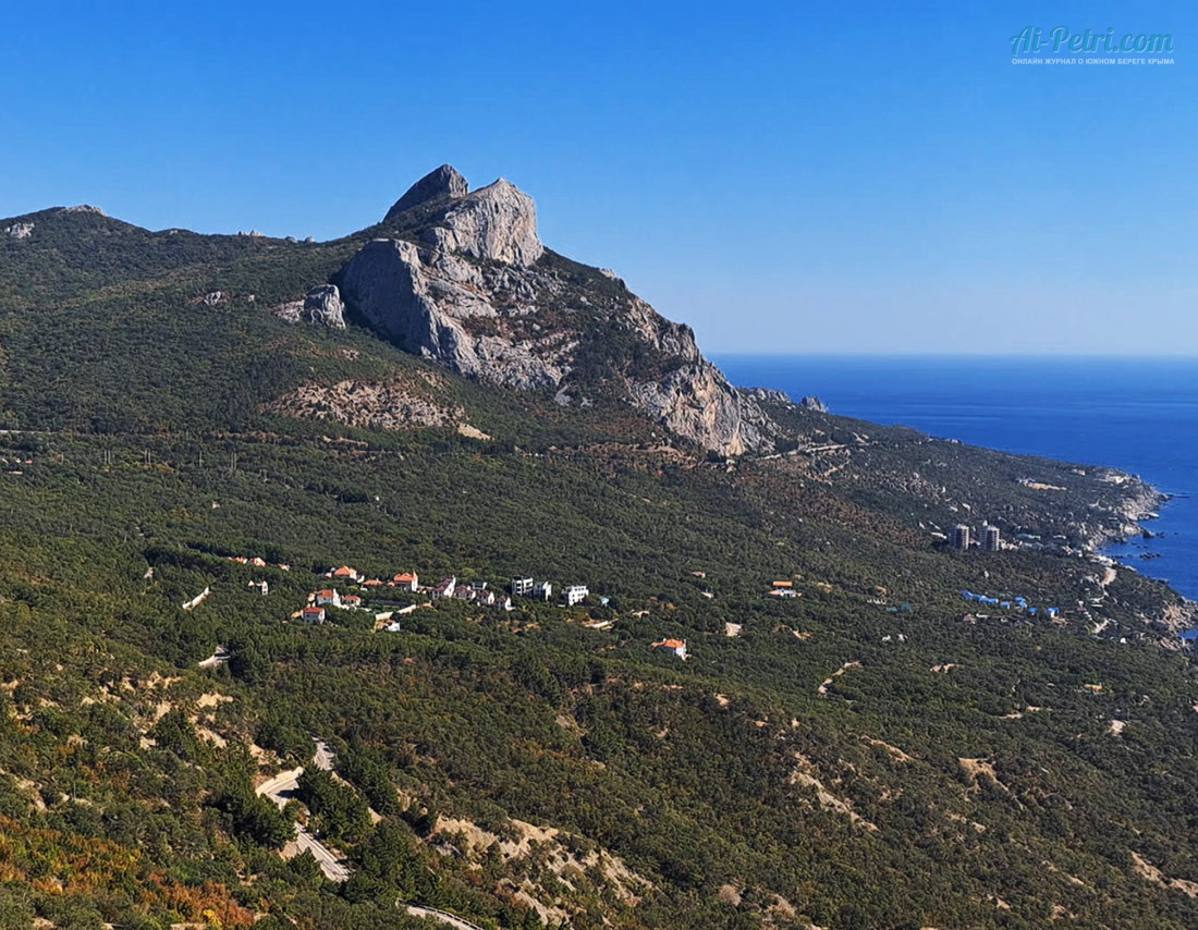 Вид-на-гору-Ильяс-Кая--с-видовой-площадки-Ласпинского-перевала-под-скалой-Гарина-Михайловского