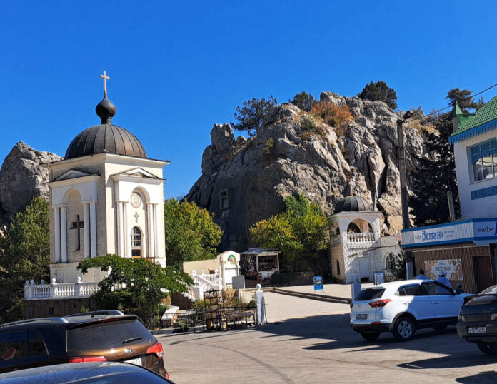 Ласпинский перевал: скала Гарина-Михайловского, храм-часовня Рождества и видовая площадка на бухту Ласпи