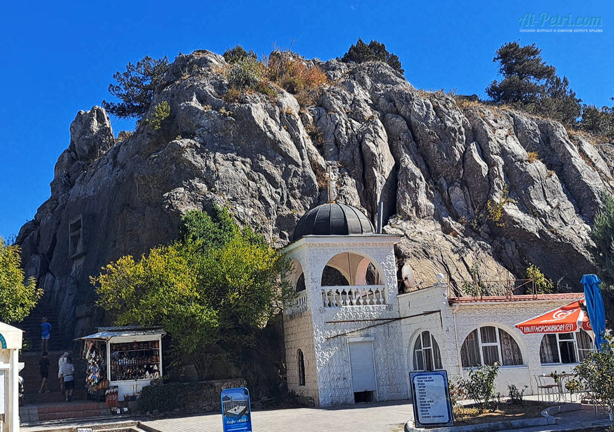 Скала-Гарина-Михайловского-на-Ласпинском-перевале-в-Крыму-вид-от-парковки