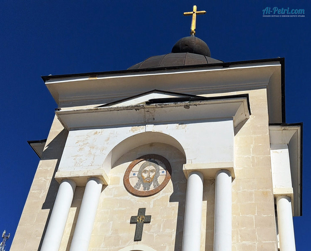 Храм-часовня-Рождества-Христова-под-скалой-Гарина-Михайловского-на-Ласпинском-перевале,-Крым