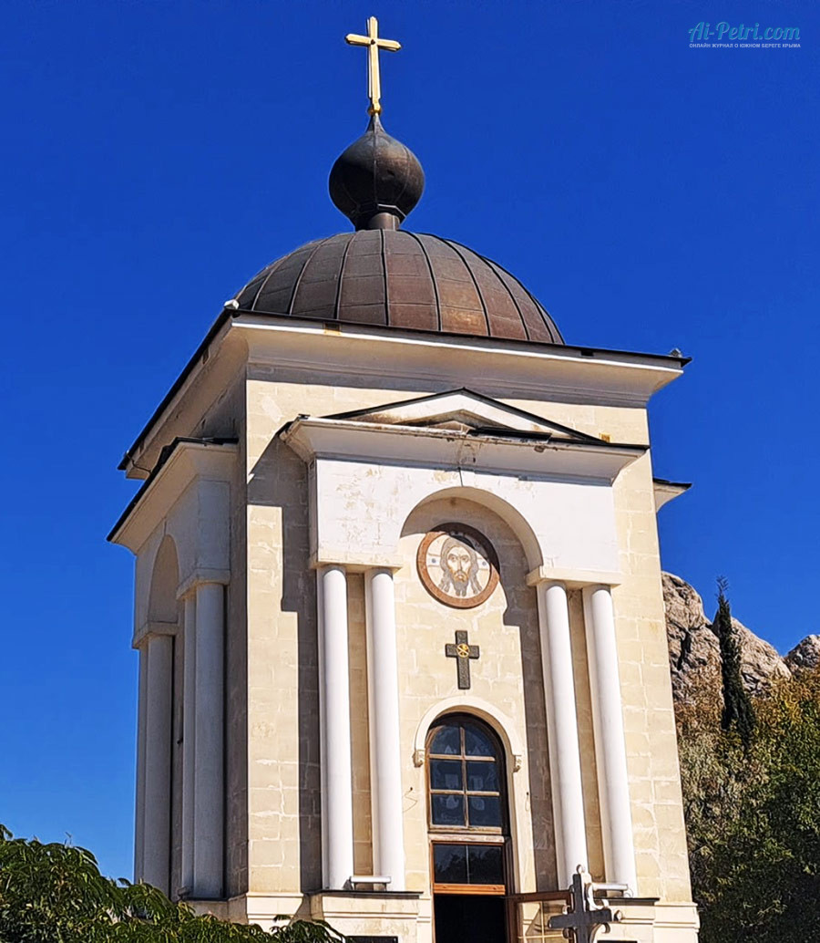 Храм-часовня-Рождества-Христова-под-скалой-Гарина-Михайловского-на-Ласпинском-перевале,-Крым
