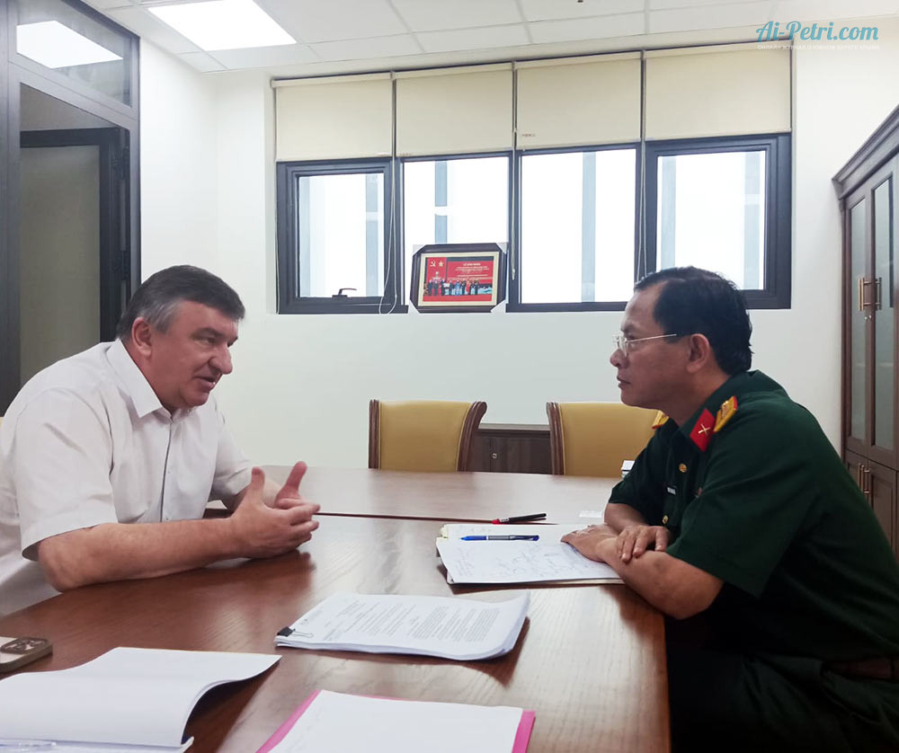 директор НБС-ННЦ, академик РАН Юрий Плугатарь и директор Института тропической экологии, профессор Hguyen Dang Hoi