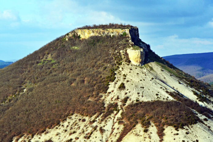 Городище Кыз-Кермен в Крыму: пещера отшельника, тарапаны и загадка древней «Девичьей Крепости» Городище Кыз-Кермен в Крыму: пещера отшельника, тарапаны и загадка древней "Девичьей Крепости"