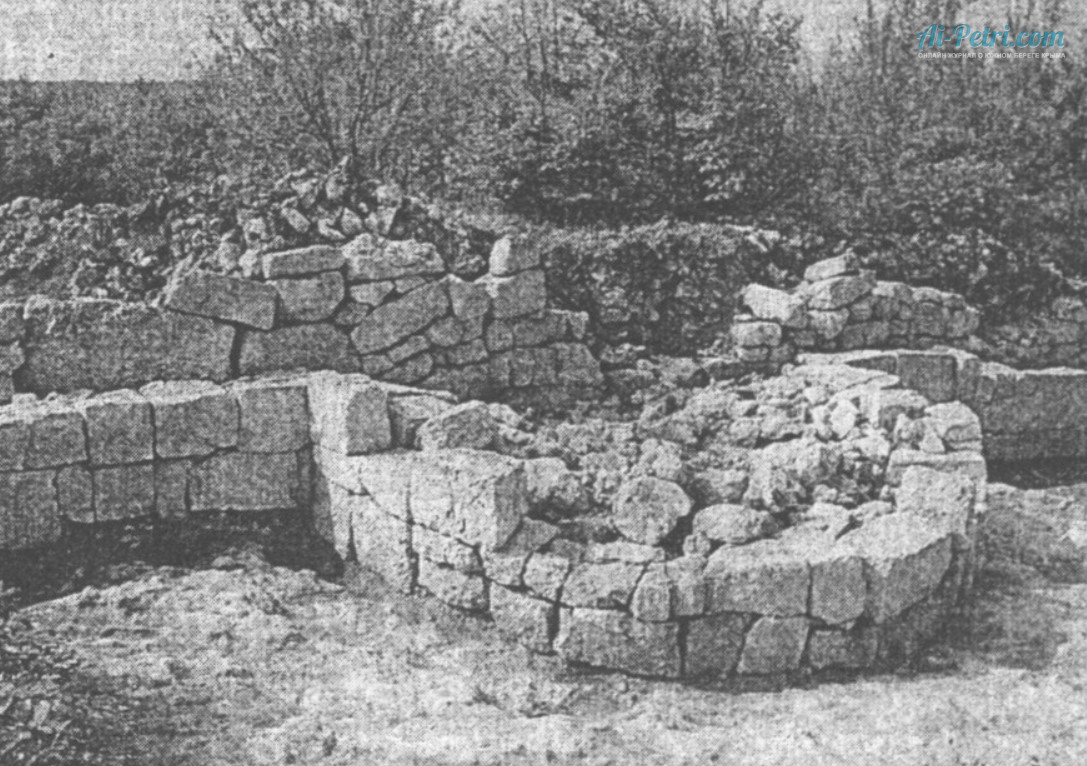 Кыз-Кермен оборонительная стена городища, руины