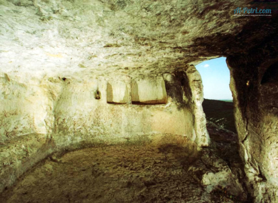 Пещера отшельника в городище Кыз-Кермен в Крыму, вид внутри