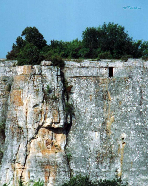 Пещера отшельника в городище Кыз-Кермен в Крыму, вид с Тепе-Кермен