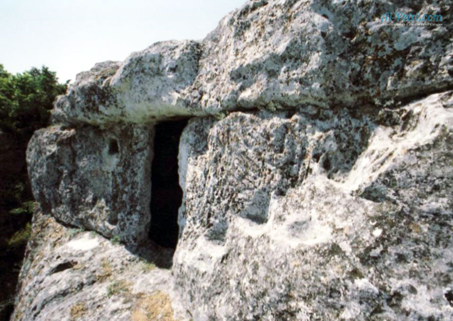 Пещера отшельника в городище Кыз-Кермен в Крыму, вид на вход